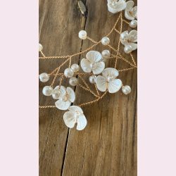 Langt hr smykke med fine hvide blomster - Forgyldt