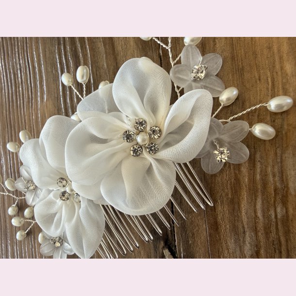 H�rpynt s�t med blomster og perler