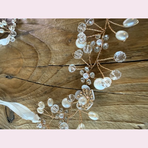 H�rb�nd med de smukkeste rhinestone og smukke perler og blomster