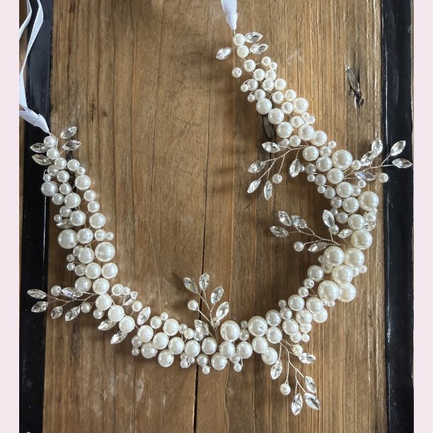 H�rsmykke med perler og satinb�nd