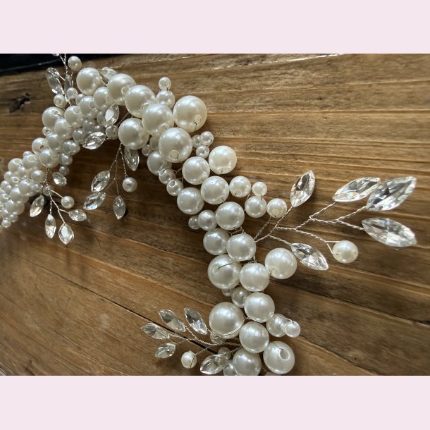 H�rsmykke med perler og satinb�nd