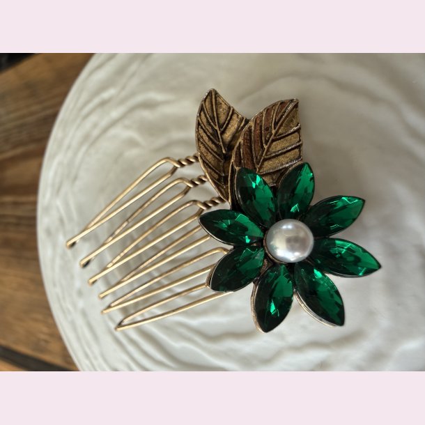 H�rkam med gr�n blomst og perle�