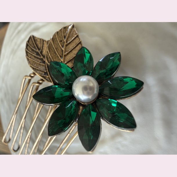 H�rkam med gr�n blomst og perle�