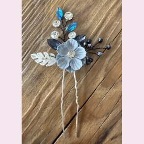 Slv hrnl med 1 fine bl blomster og perler 