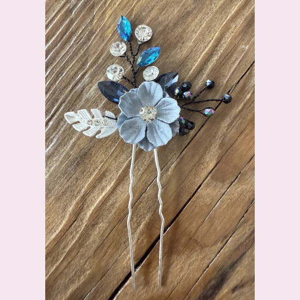 Slv hrnl med 1 fine bl blomster og perler 