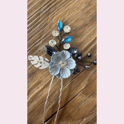 Slv hrnl med 1 fine bl blomster og perler 