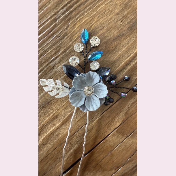 Slv hrnl med 1 fine bl blomster og perler 