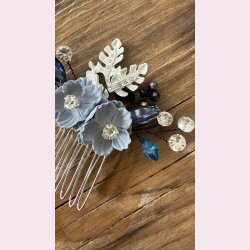 Slv hrnl med 2 fine bl blomster og perler 