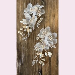 2 Forgyldt hrclips med hvide blomster og smukke perler 