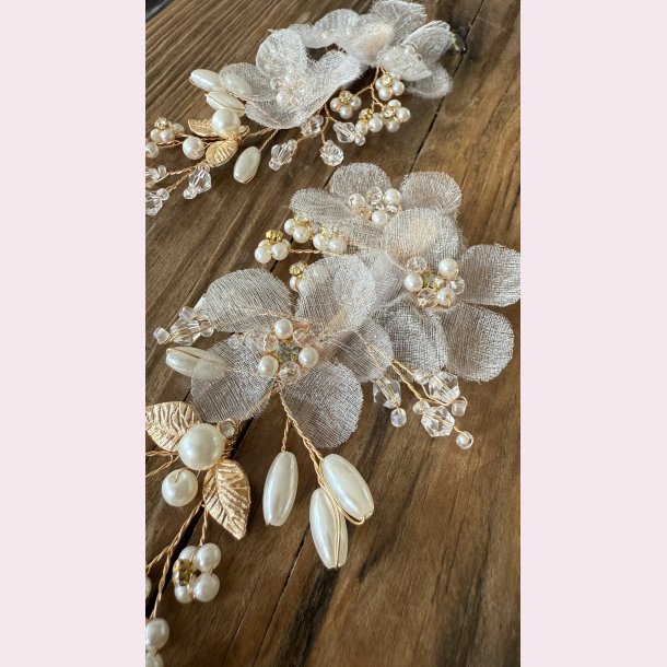 2 Forgyldt hrclips med hvide blomster og smukke perler 