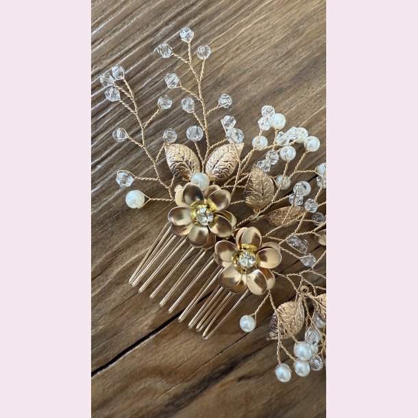 Forgyldt hrnl med krystalpeler og forgyldte blomster