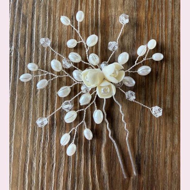 H�rn�l med perler og blomster� 