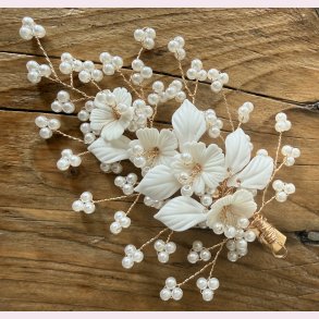 H�rsmykke med blomster og perler