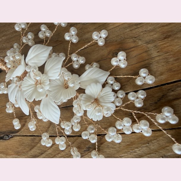 H�rsmykke med blomster og perler