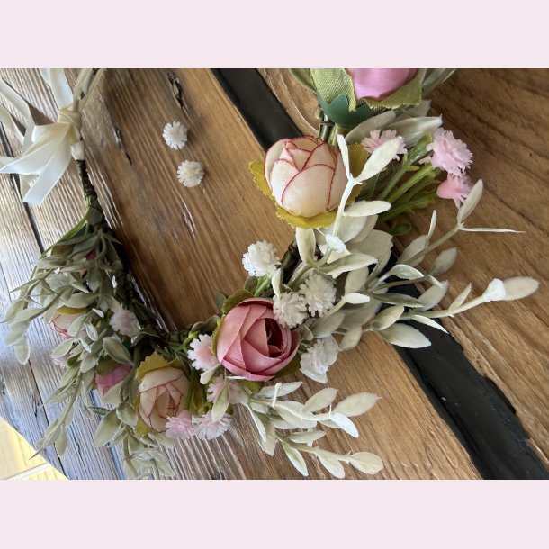 Blomsterkrans med satinb�nd - Lyser�d
