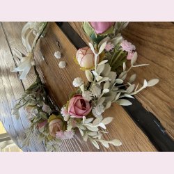 Blomsterkrans med satinb�nd - Lyser�d