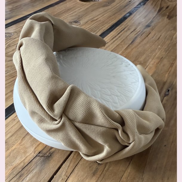 Hrbjle i lkkert bldt stof - Lys brun