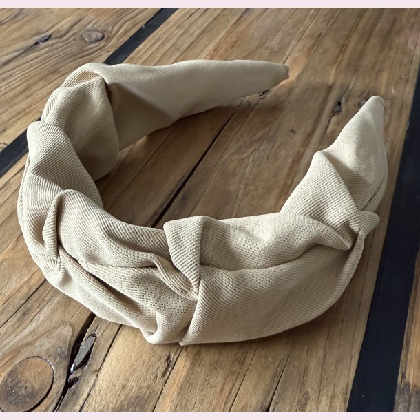 Hrbjle i lkkert bldt stof - Lys brun