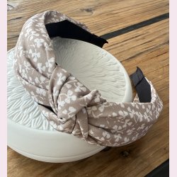 Hrbjle i stof med fine hvide blomster