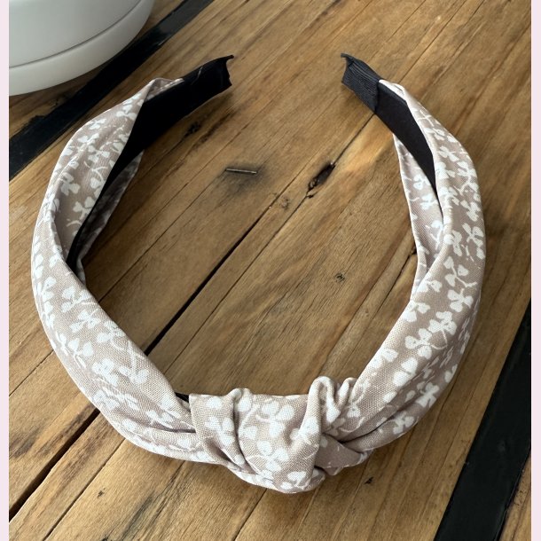 Hrbjle i stof med fine hvide blomster