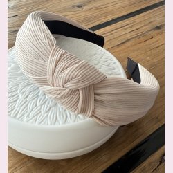 Hrbjle i lkkert bldt stof