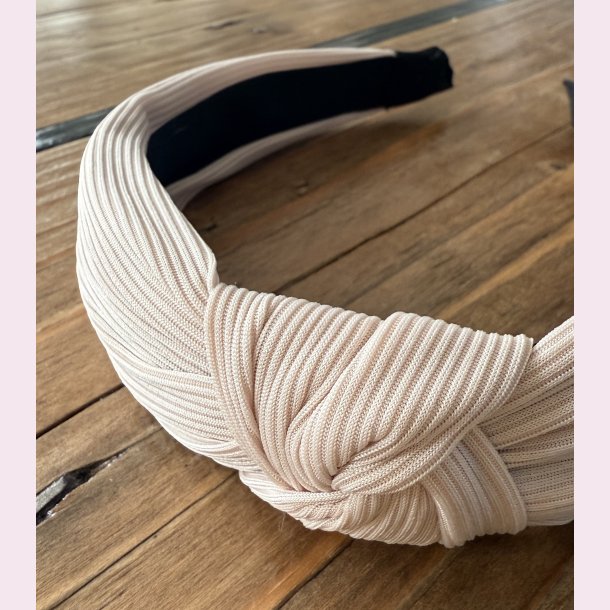 Hrbjle i lkkert bldt stof