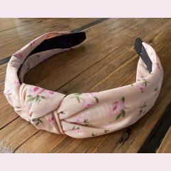 Hrbjle i lkkert bldt stof - Lyserd med blomster