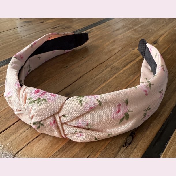 Hrbjle i lkkert bldt stof - Lyserd med blomster