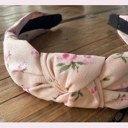 Hrbjle i lkkert bldt stof - Lyserd med blomster