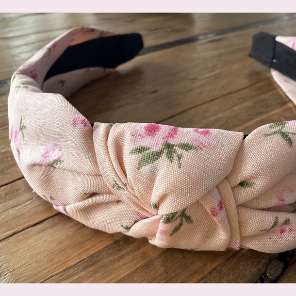 Hrbjle i lkkert bldt stof - Lyserd med blomster