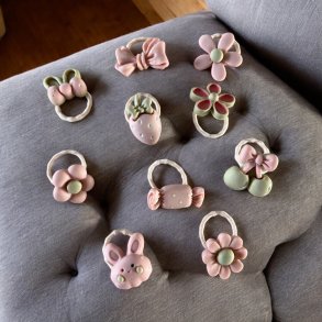 Sde elastikker med forskellige figur i - Lyserde farver