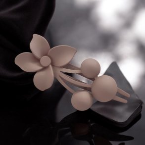 H�rsp�nde med blomst og grene - mat duset lilla