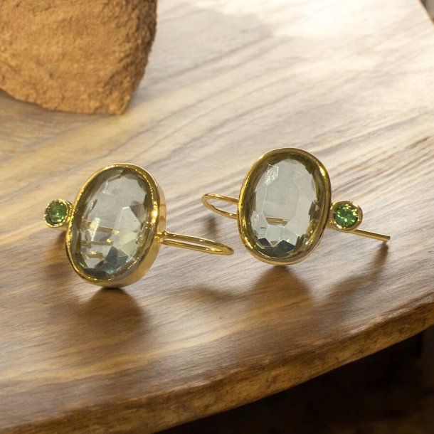 Forgyldt reringe med smukke sten