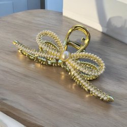 Elegant guld hrspnde med hvide perler og krystaller