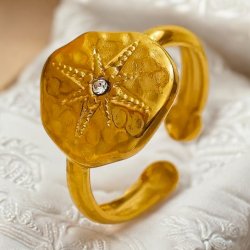 Smuk forgyldt justerbar ring med zirkonia sten.