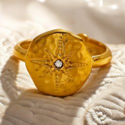 Smuk forgyldt justerbar ring med zirkonia sten.