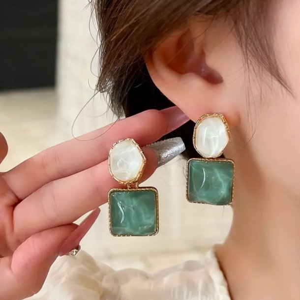 Forgyldte reringe med skinnende blgende mnster