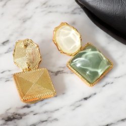 Forgyldte reringe med skinnende blgende mnster