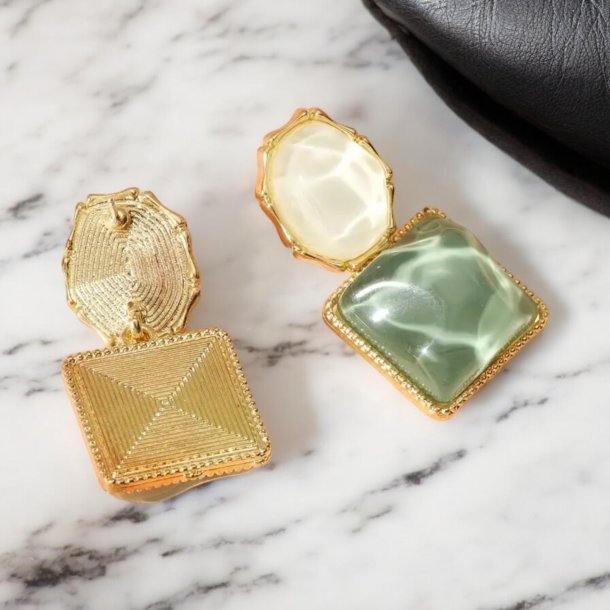 Forgyldte reringe med skinnende blgende mnster