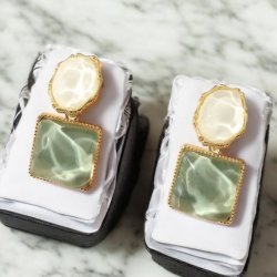 Forgyldte reringe med skinnende blgende mnster