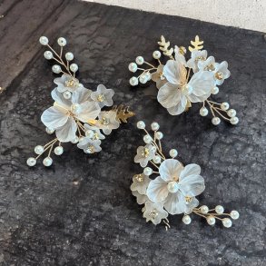 3 stk. Forgyldt hrclips med hvide blomster og smukke perler 
