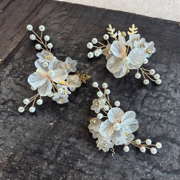 3 stk. Forgyldt hrclips med hvide blomster og smukke perler 