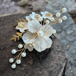 3 stk. Forgyldt hrclips med hvide blomster og smukke perler 