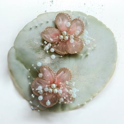 2 smukke blomster h�rclips -Lyser�d