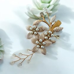 Guldfarvet hrnl med blomster, krystalperler og hvideperler 