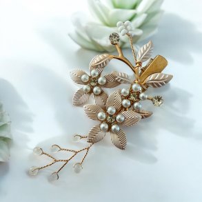 Guldfarvet hrnl med blomster, krystalperler og hvideperler 