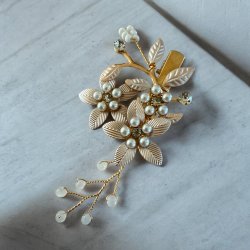 Guldfarvet hrnl med blomster, krystalperler og hvideperler 