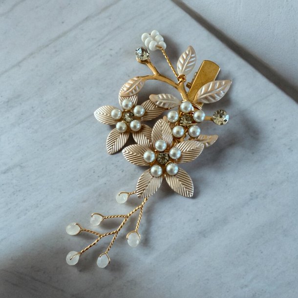 Guldfarvet hrnl med blomster, krystalperler og hvideperler 