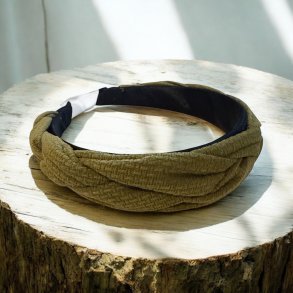 Hrbjle i lkkert bldt stof med snoede detaljer - Grn