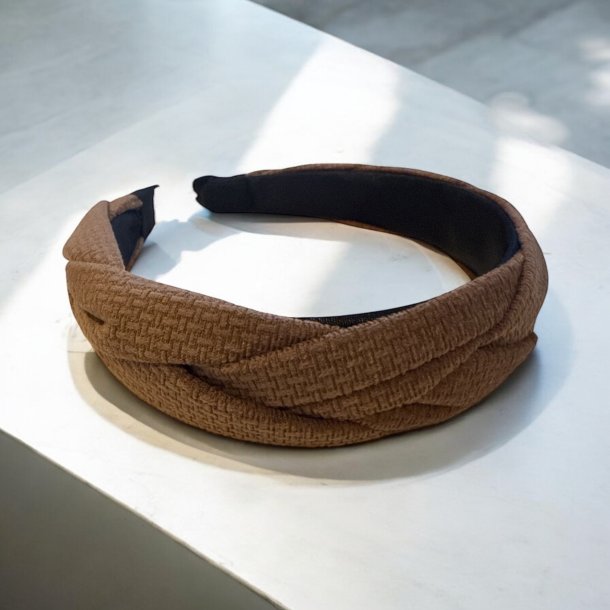 Hrbjle i lkkert bldt stof med snoede detaljer - Brun